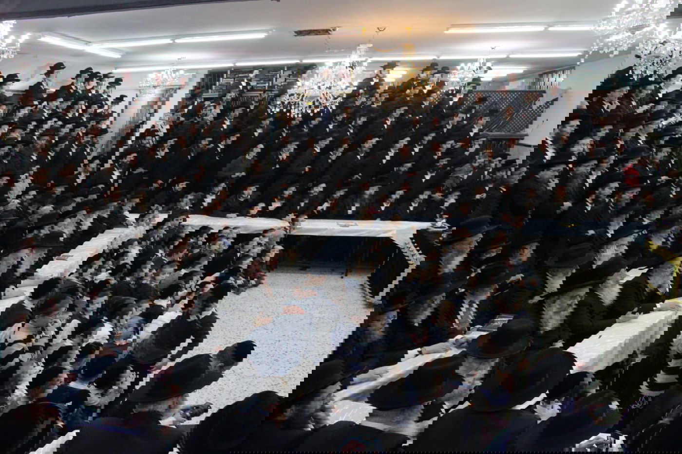 האדמו"ר ממודז'יץ בהדלקת נר חנוכה