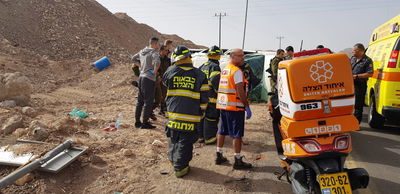 הורים ושמונת ילדיהם יצאו מרכב שהתהפך בפציעות קלות יחסית