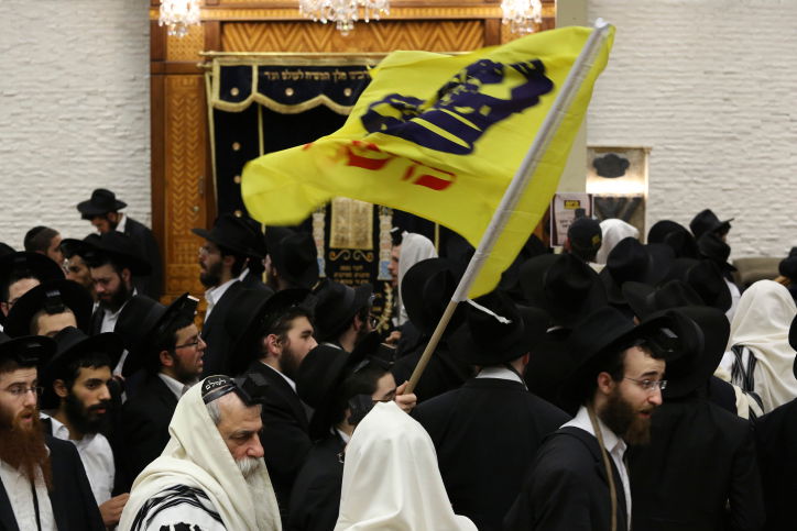 דגל משיח ב'770'. למצולמים אין קשר לכתבה