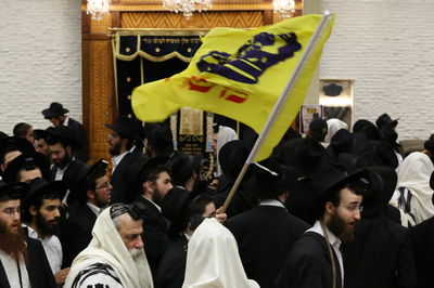 דגל משיח ב'770'. למצולמים אין קשר לכתבה