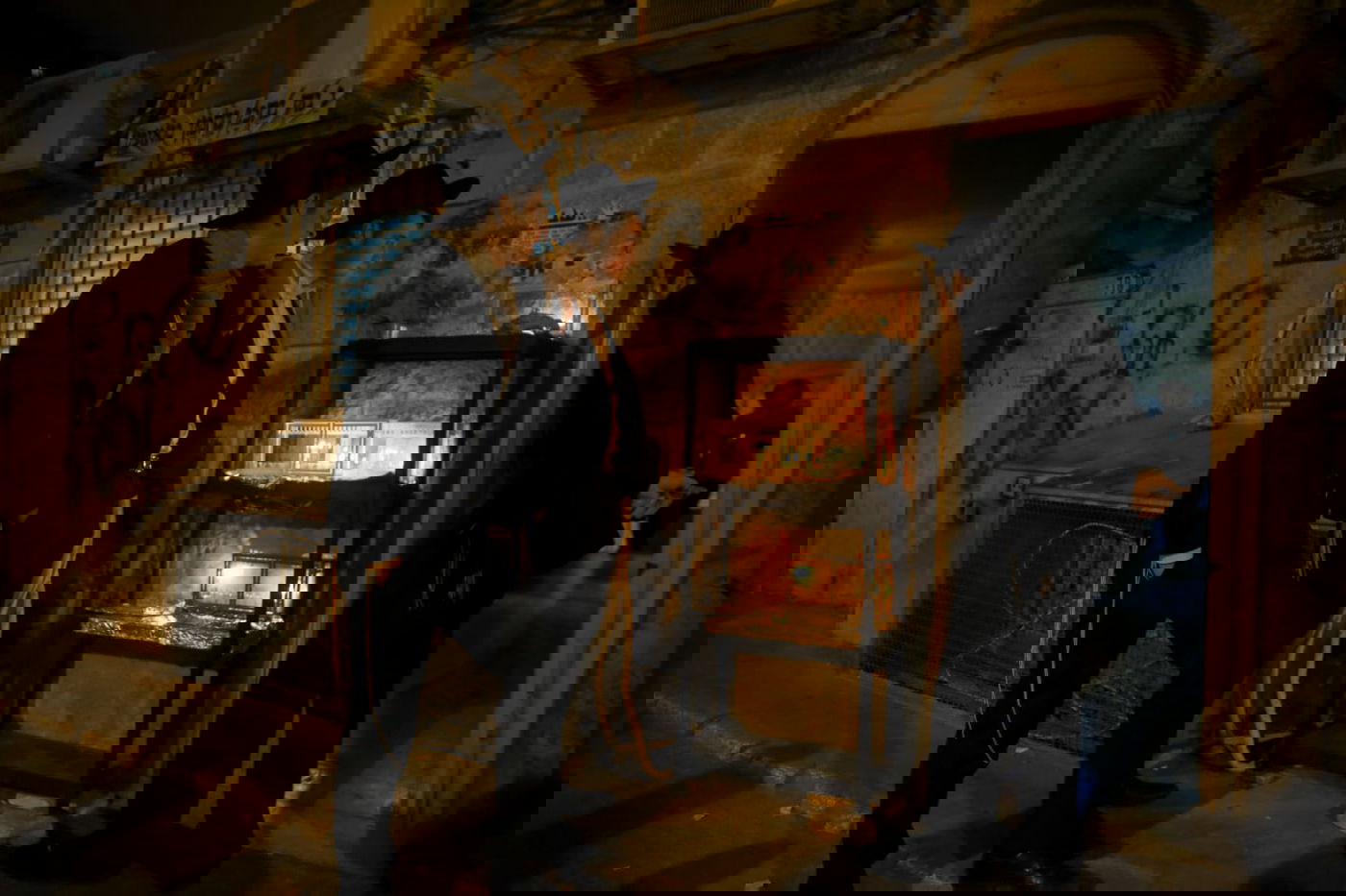 מה'דושפירה' ועד הקפיצה: המנהגים המיוחדים של חנוכה