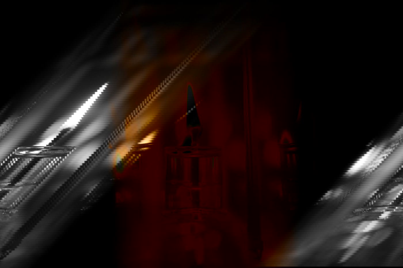 מה'דושפירה' ועד הקפיצה: המנהגים המיוחדים של חנוכה