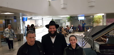 החזן צבי גרינהיים בהדלקת נרות בביה"ח איכילוב