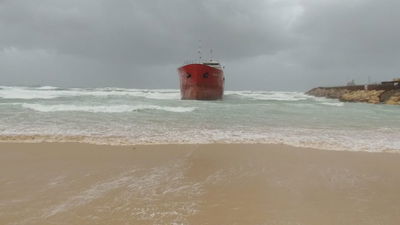 אונייה נסחפה לחוף אשדוד; חומת אבנים קרסה על מכוניות