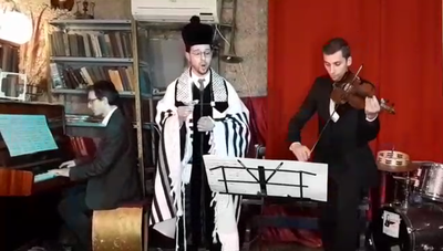 החזן יקי לאער בברכות ההדלקה •  צפו