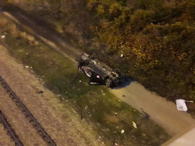 הרכב נפל מגובה רב שני החרדים נפצעו קל