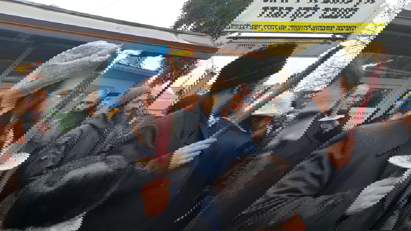 ערב שבת חנוכה באומן: הכנסת ספר תורה לציון רבי נחמן