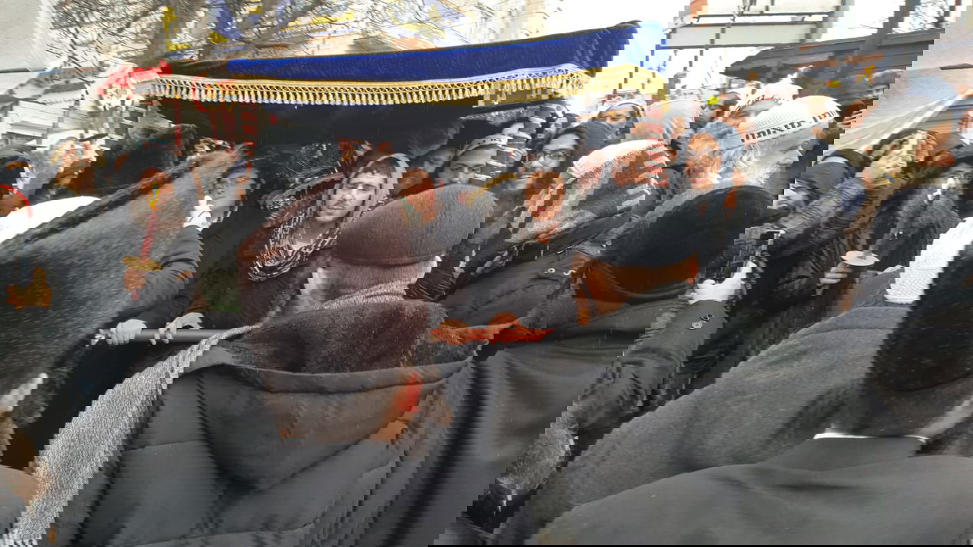 ערב שבת חנוכה באומן: הכנסת ספר תורה לציון רבי נחמן