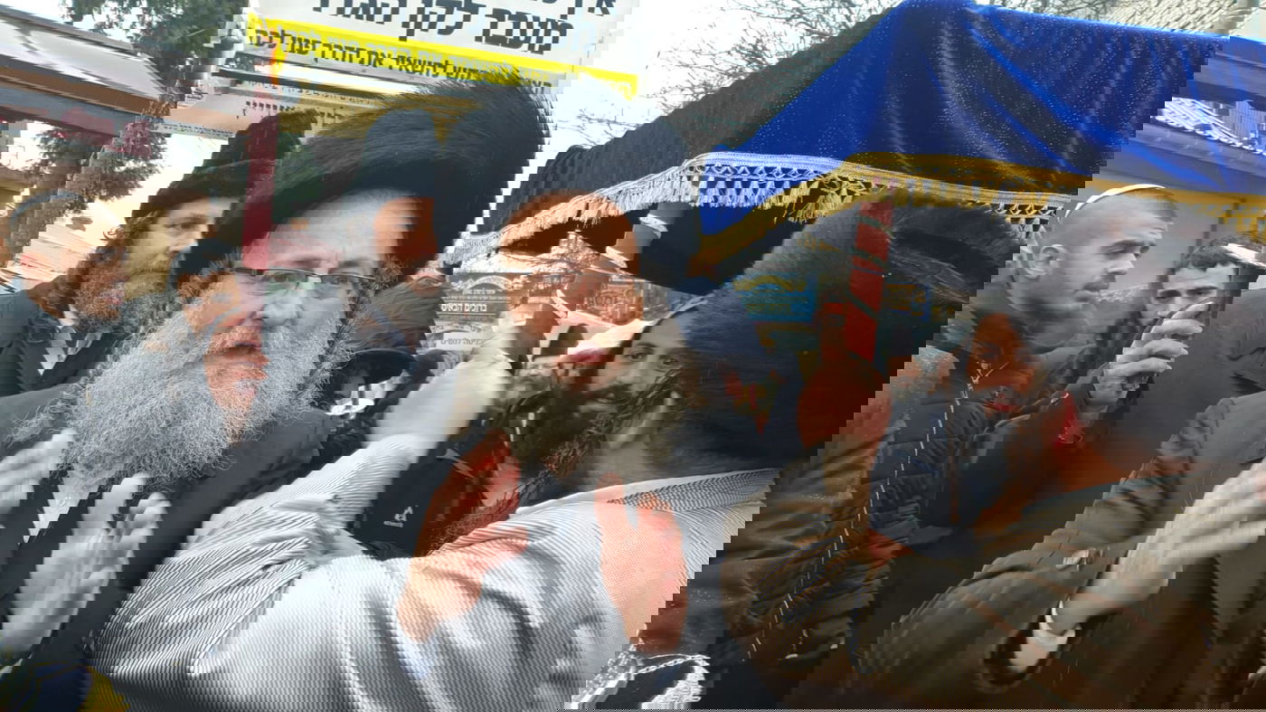 ערב שבת חנוכה באומן: הכנסת ספר תורה לציון רבי נחמן