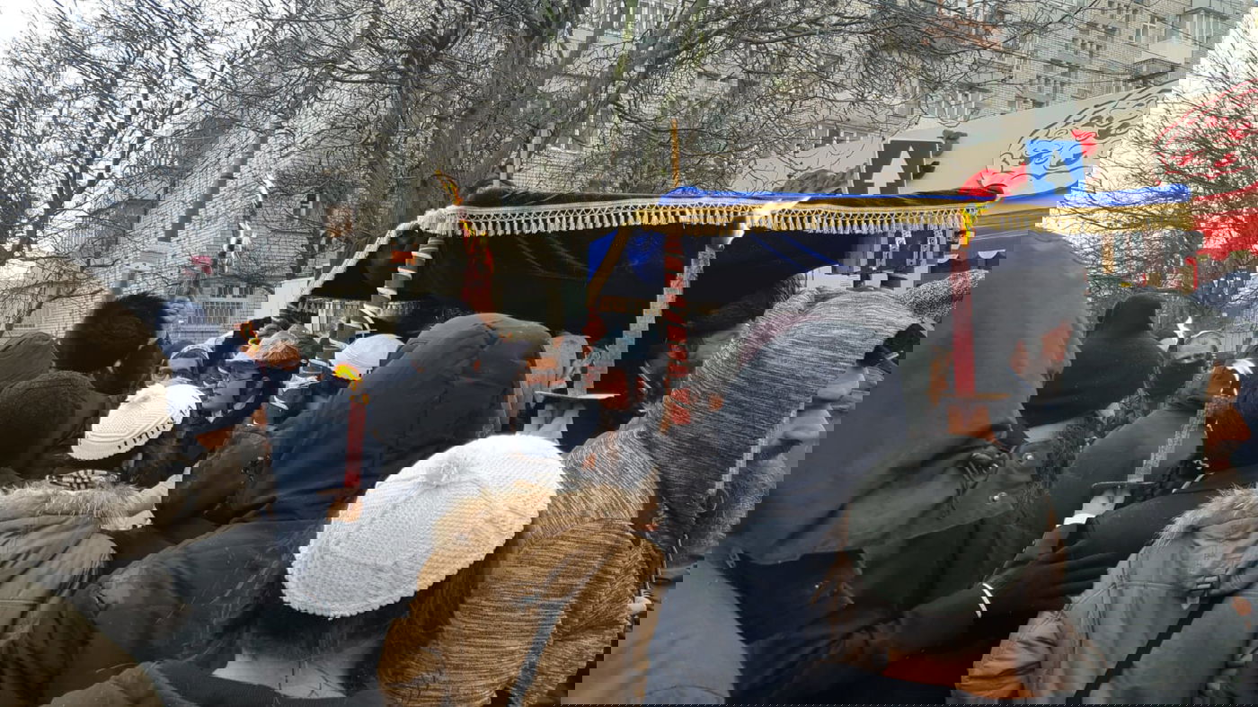 ערב שבת חנוכה באומן: הכנסת ספר תורה לציון רבי נחמן