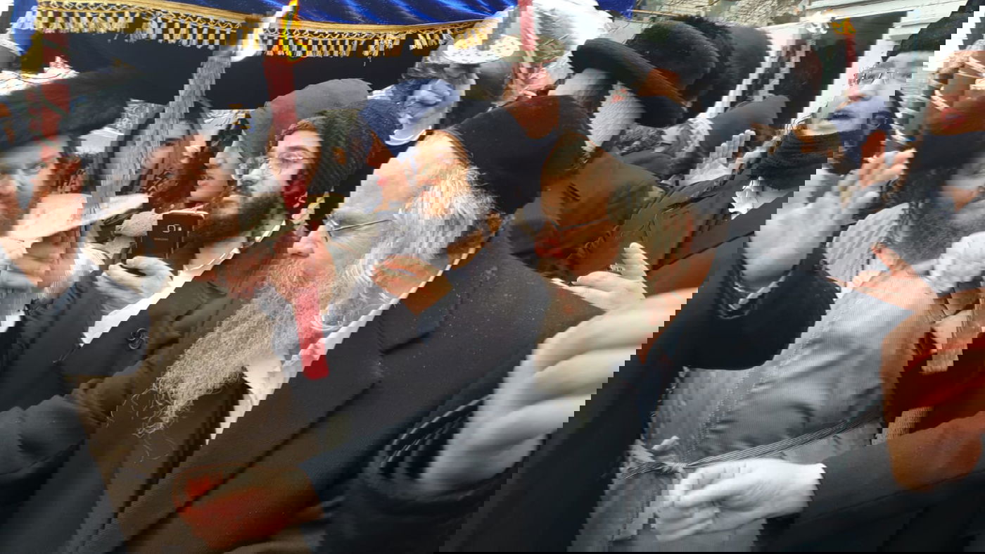 ערב שבת חנוכה באומן: הכנסת ספר תורה לציון רבי נחמן