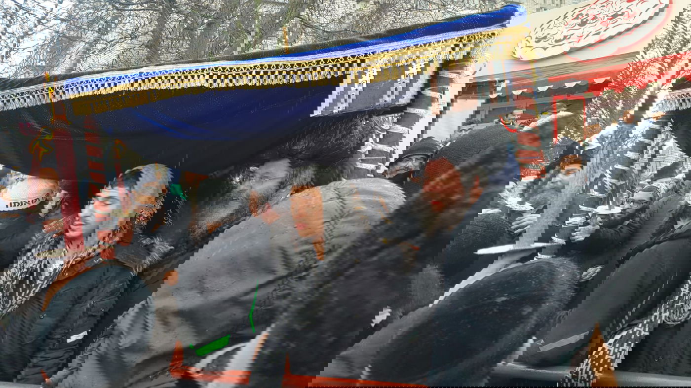 ערב שבת חנוכה באומן: הכנסת ספר תורה לציון רבי נחמן