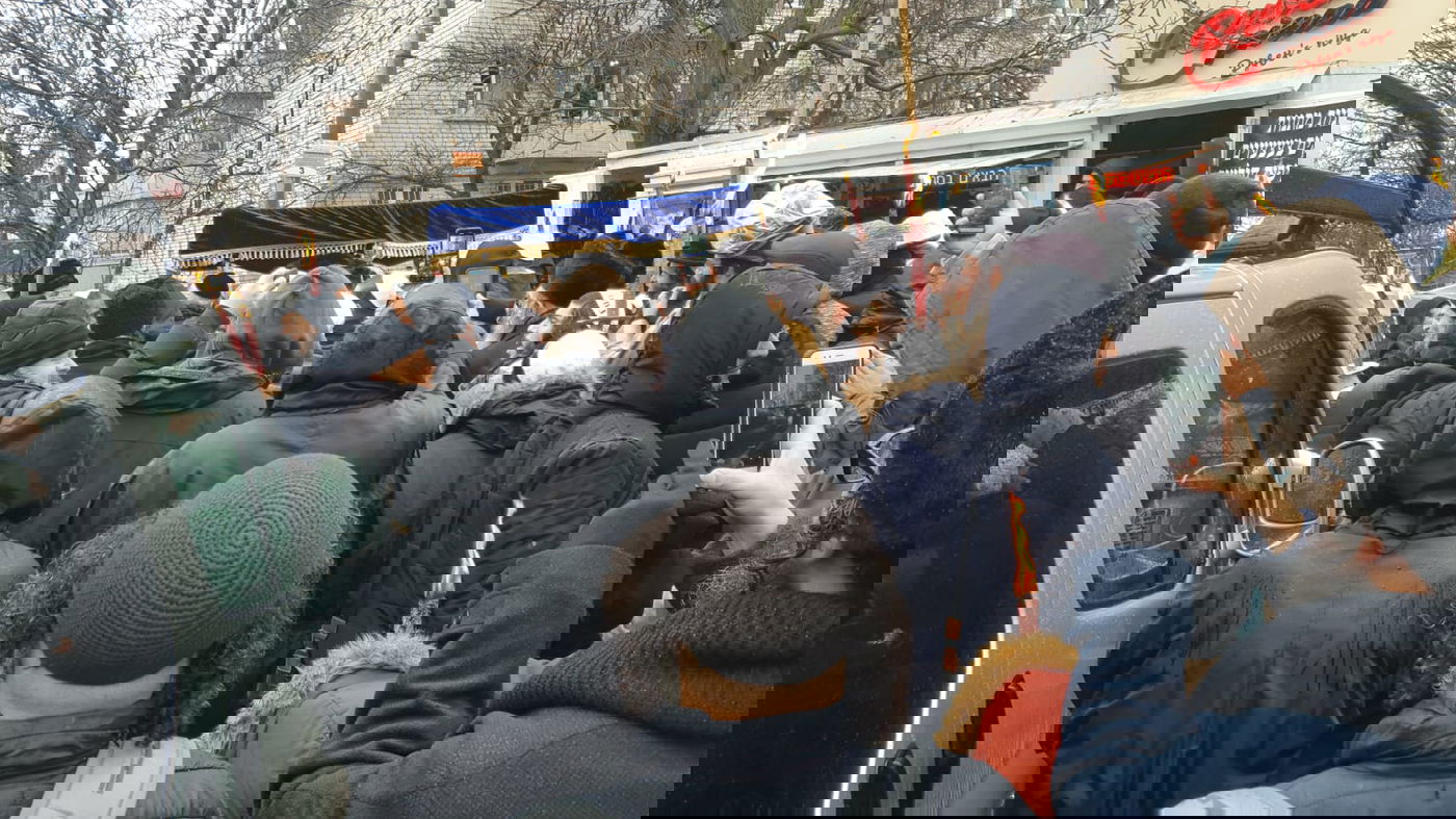 ערב שבת חנוכה באומן: הכנסת ספר תורה לציון רבי נחמן