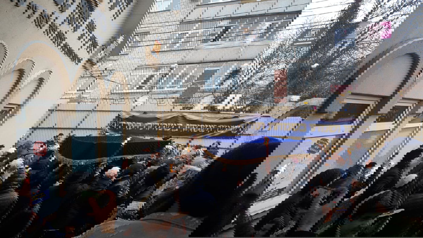 ערב שבת חנוכה באומן: הכנסת ספר תורה לציון רבי נחמן