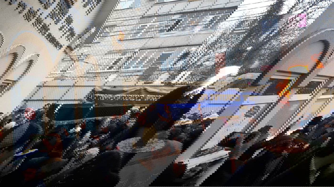 ערב שבת חנוכה באומן: הכנסת ספר תורה לציון רבי נחמן