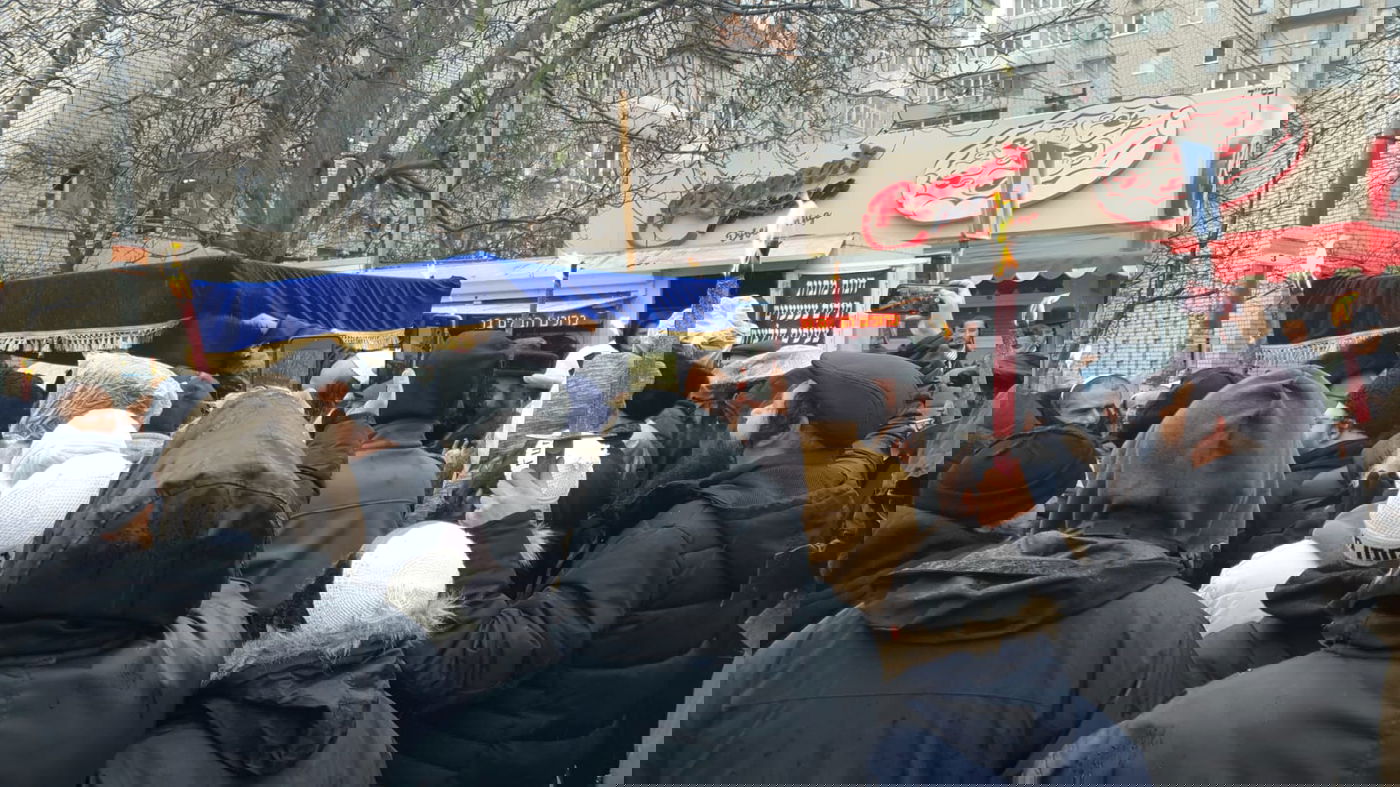 ערב שבת חנוכה באומן: הכנסת ספר תורה לציון רבי נחמן