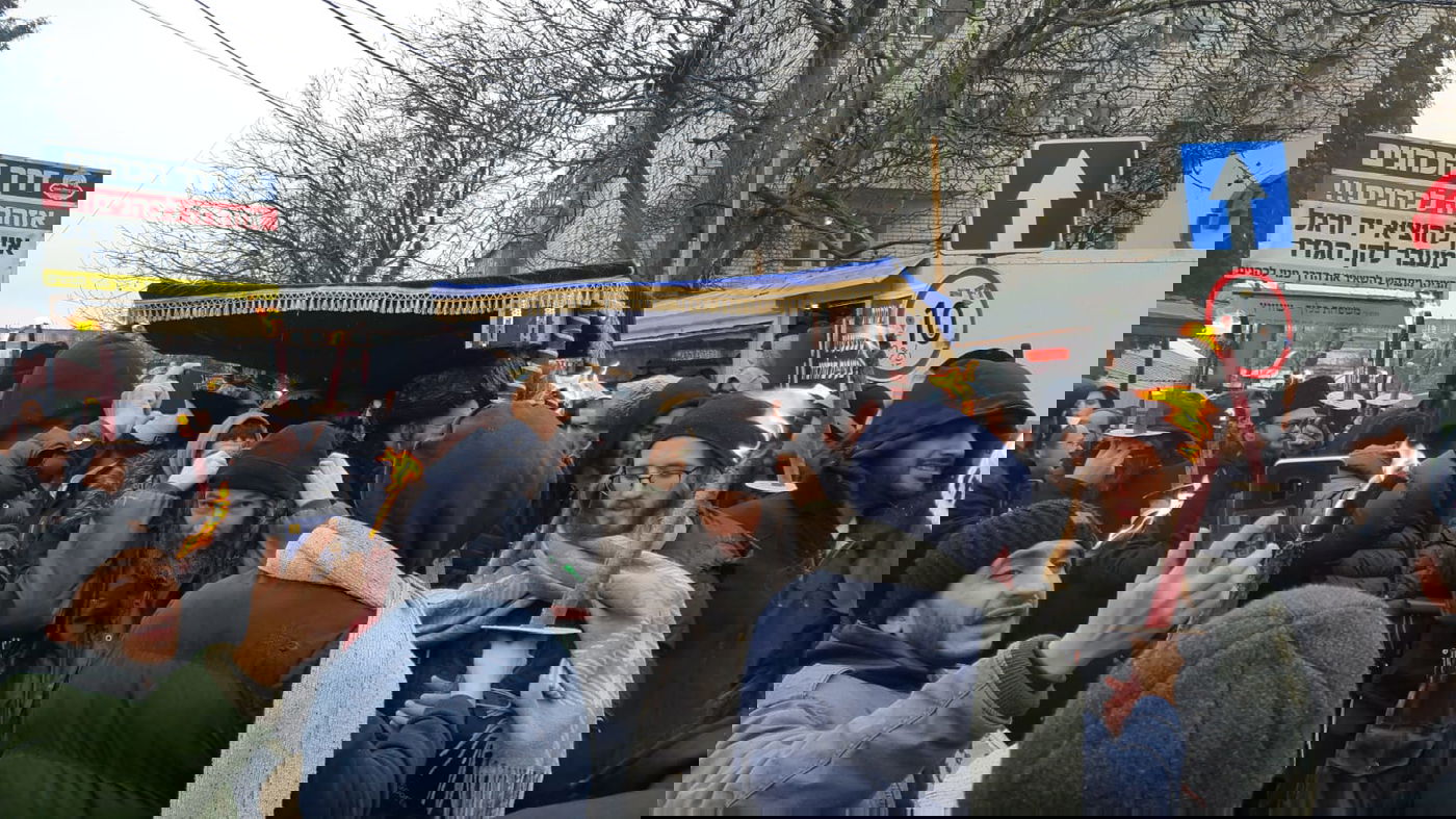 ערב שבת חנוכה באומן: הכנסת ספר תורה לציון רבי נחמן