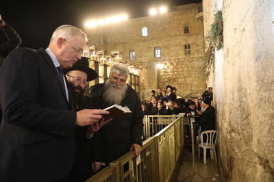 בני גנץ הדליק בכותל: "לכבד אחד את השני"
