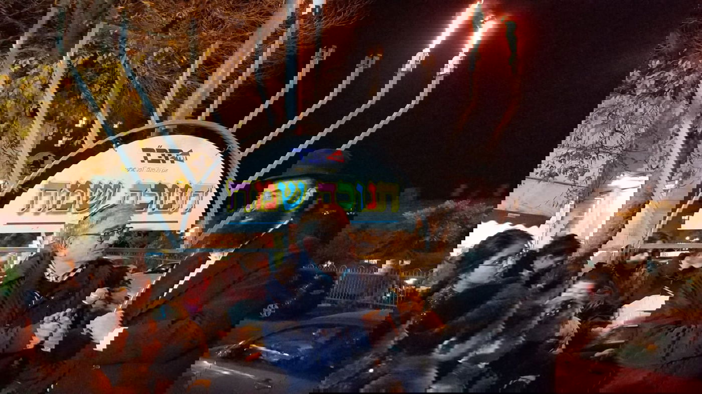 מרגש: החב"דניקים הדליקו עם נפגעי טרור