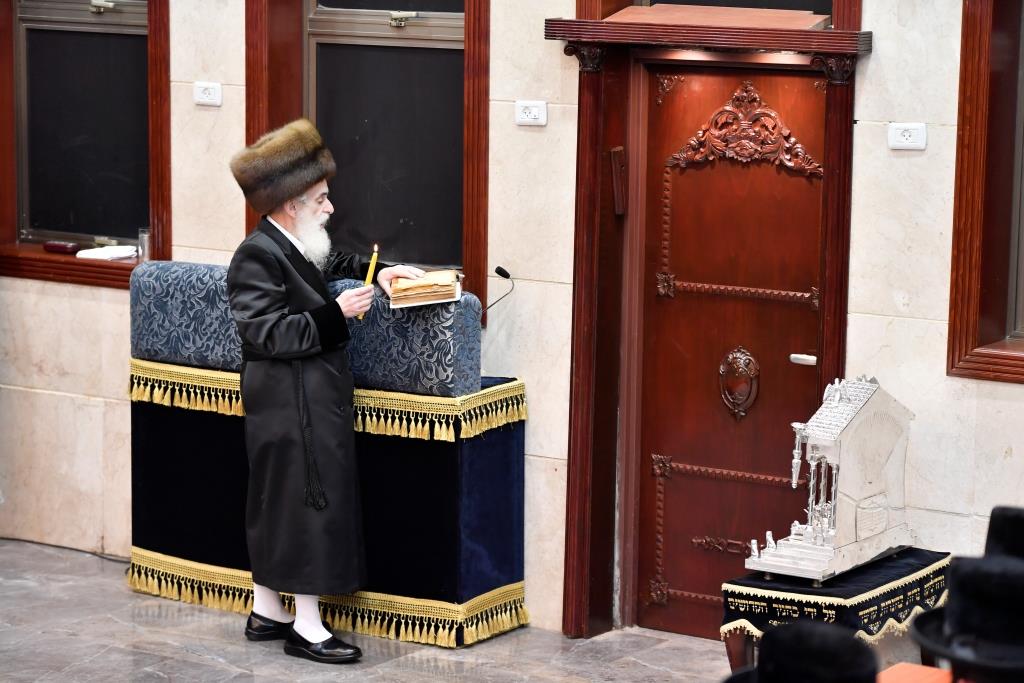 מעמד הדלקת נר חנוכה בחסידות ויז'ניץ