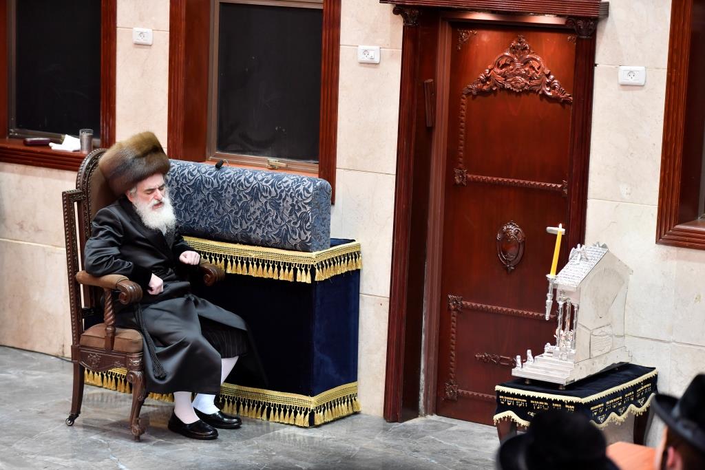 מעמד הדלקת נר חנוכה בחסידות ויז'ניץ