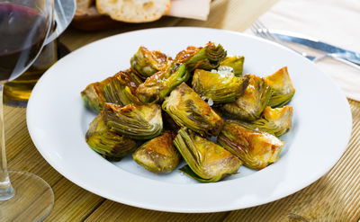 לבבות ארטישוק קלויים פריכים בטירוף - שאפשר לנשנש ללא היסוס