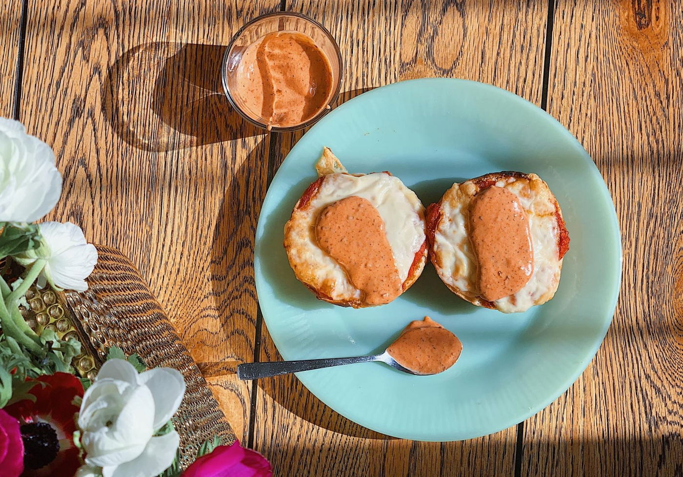 פיצה על בסיס סופגנייה עם רוטב מופלא