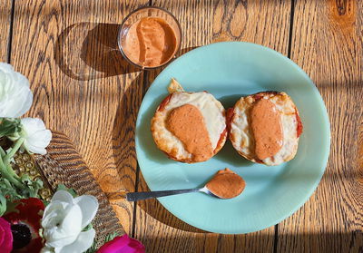 פיצה על בסיס סופגנייה עם רוטב מופלא