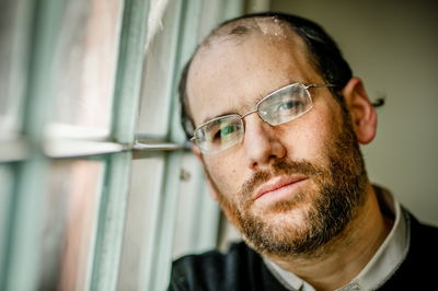 הזמר והמלחין האהוב החליט להפתיע ב...ספר