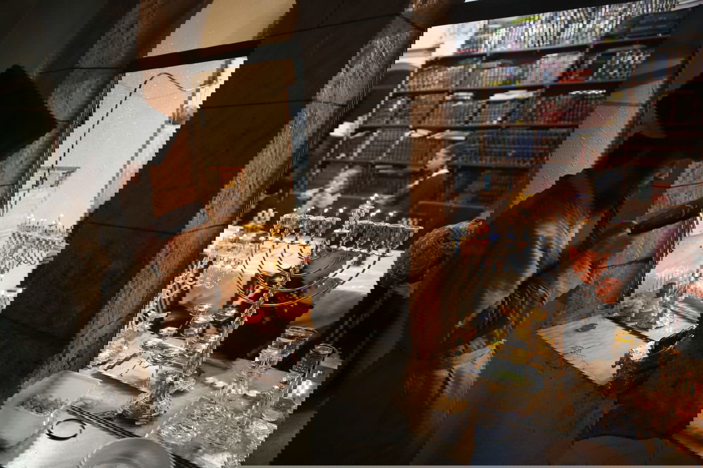 הדלקת נרות חנוכה לצד נרות השבת • תיעוד