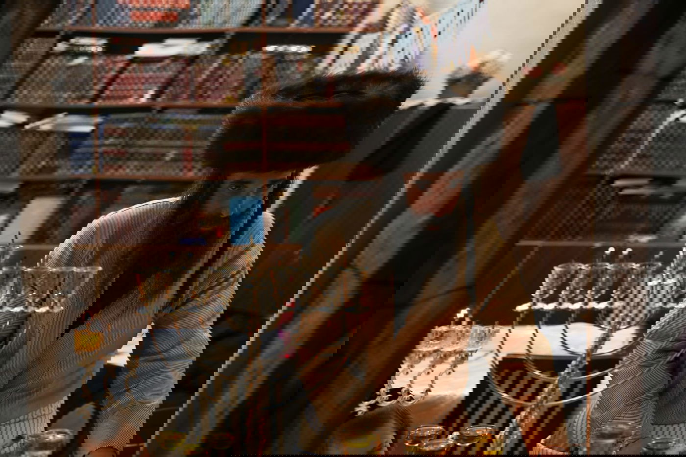 יואליש קרויס בהדלקת נרות חנוכה בביתו