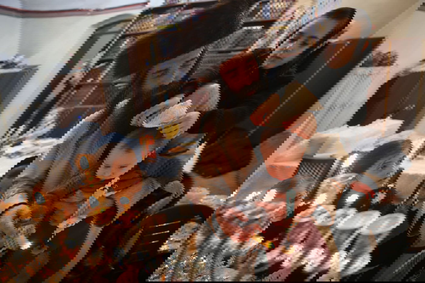 הדלקת נרות חנוכה לצד נרות השבת • תיעוד