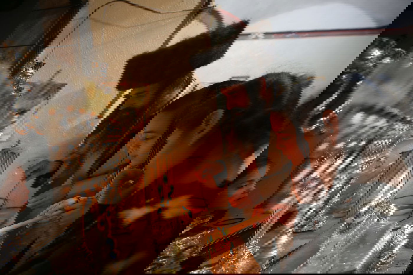 הדלקת נרות חנוכה לצד נרות השבת • תיעוד