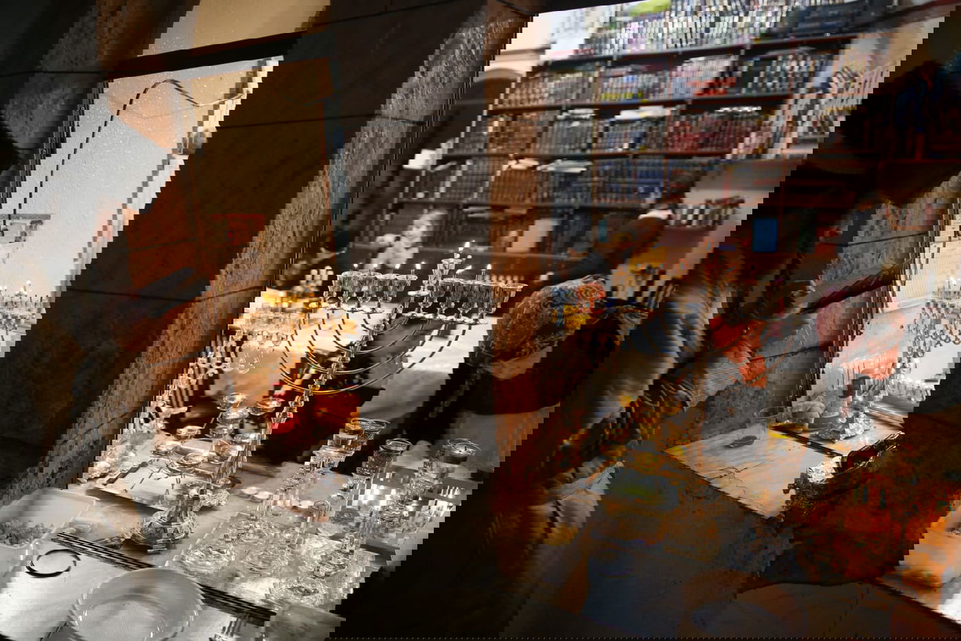 הדלקת נרות חנוכה לצד נרות השבת • תיעוד