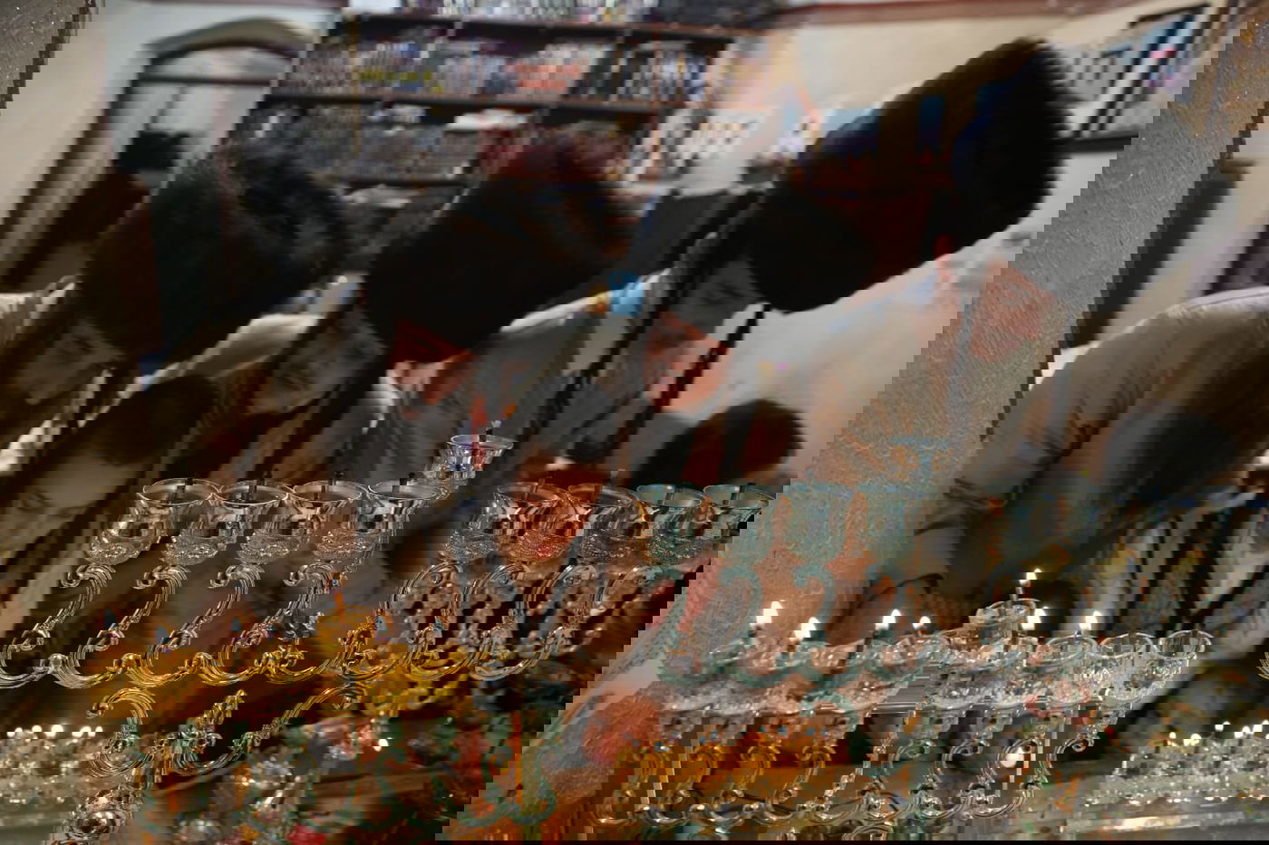 הדלקת נרות חנוכה לצד נרות השבת • תיעוד