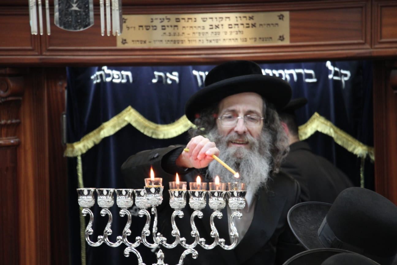 רבי מיילך בידרמן בהדלקת נר חנוכה באשדוד