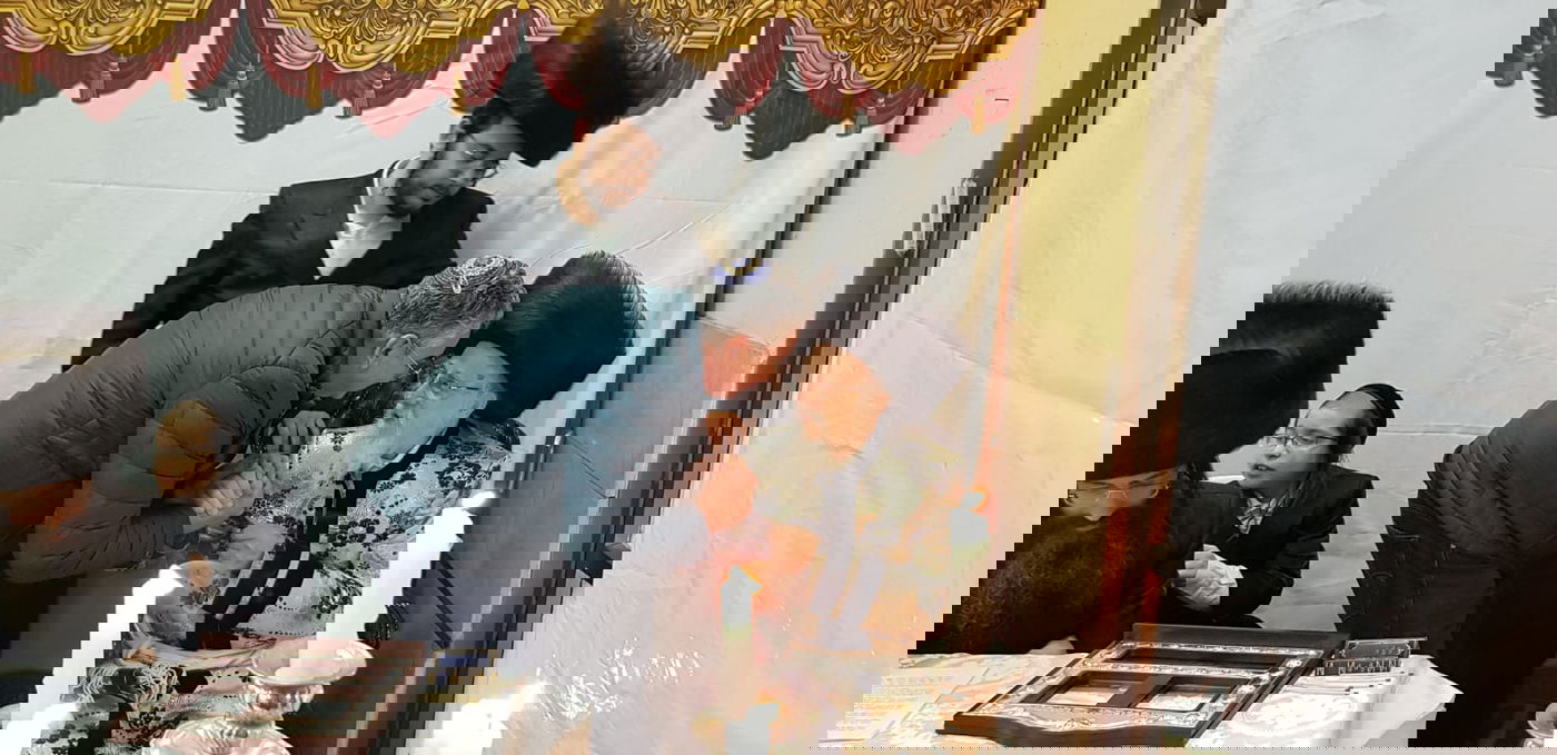 האדמו"ר מקליוולנד במעמד הדלקת נר חנוכה. צפו