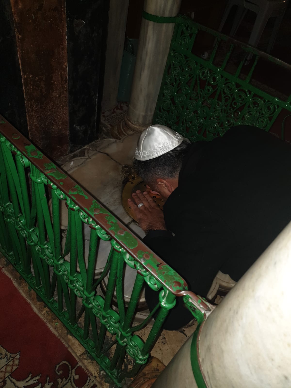 קובי פרץ התפלל על בנימין נתניהו במערת המכפלה • צפו