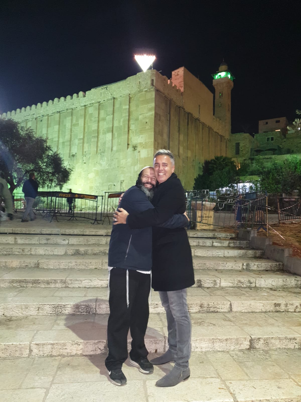 קובי פרץ התפלל על בנימין נתניהו במערת המכפלה • צפו