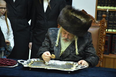 האדמו"ר במנהג הסביבון