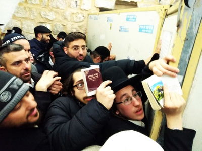 הלילה: אלפים נכנסו ל'קבר יוסף' בשכם. צפו