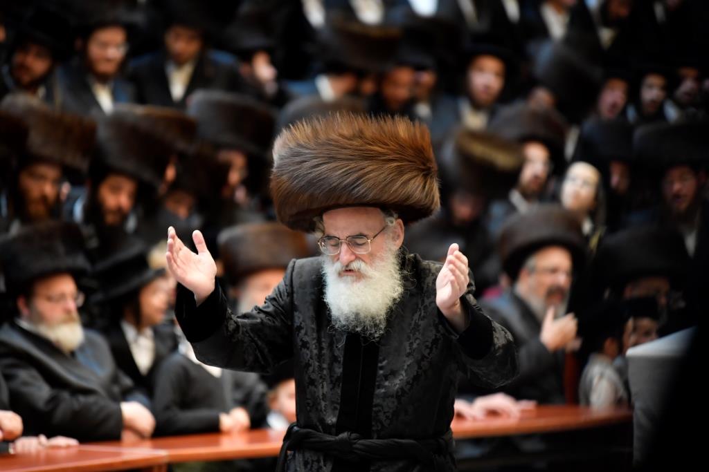 בלי קאלפיק: האדמו"ר מויז'ניץ הדליק נרות