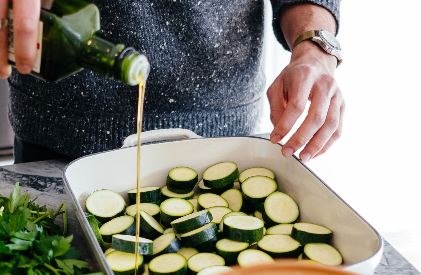 קישואים כבושים במרינדה חמצמצה