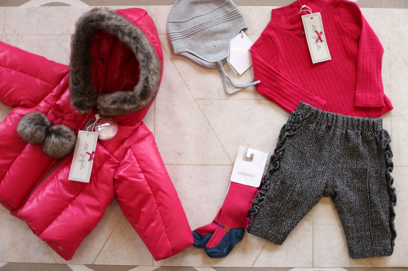 בגדי מותגים שהוצעו למכירה בעונה דאשתקד בגלריות הנבחרות בפריז