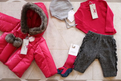 בגדי מותגים שהוצעו למכירה בעונה דאשתקד בגלריות הנבחרות בפריז