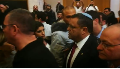 צפו: עובדים התפרעו, משה ליאון חולץ מהמקום