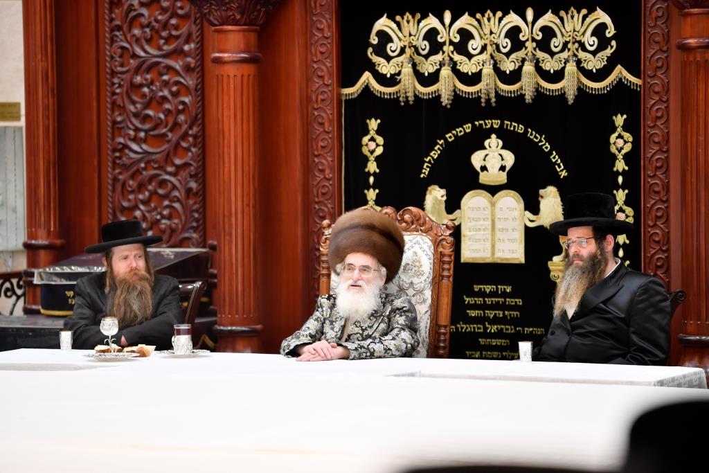 ניגוני 'ימים נוראים' בטיש זאת חנוכה בויז'ניץ