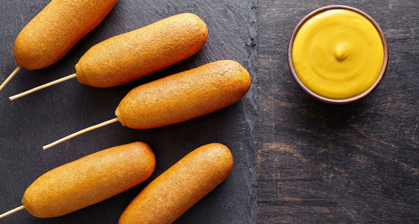 מתכון לקורנדוג - נקניקיות אמריקאיות על מקל שעטופות בציפוי פריך