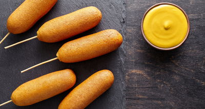 מתכון לקורנדוג - נקניקיות אמריקאיות על מקל שעטופות בציפוי פריך