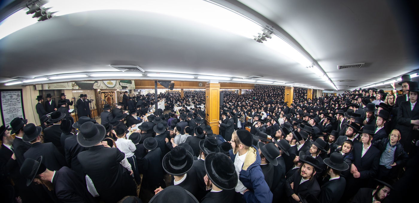 זאת חנוכה בסאטמר: הדלקה, 'טיש' ו'דינר' מרכזי